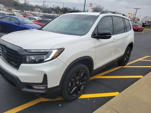 Used 2025 Honda Passport Black Edition image 3