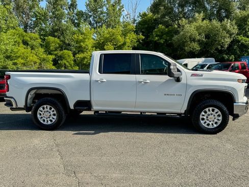 Used 2024 Chevrolet Silverado 2500 LT AWD/4WD image 2