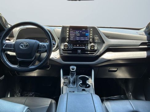 Used 2021 Toyota Highlander XSE FWD image 9