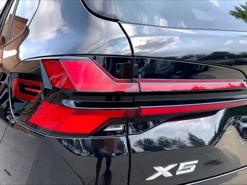 Used 2024 BMW X5 sDrive40i w/ M Sport Package RWD image 29
