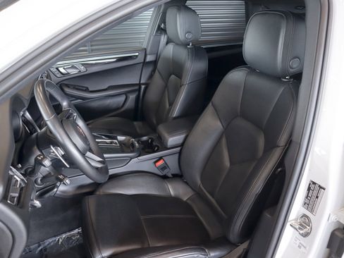 Certified 2024 Porsche Macan image 5