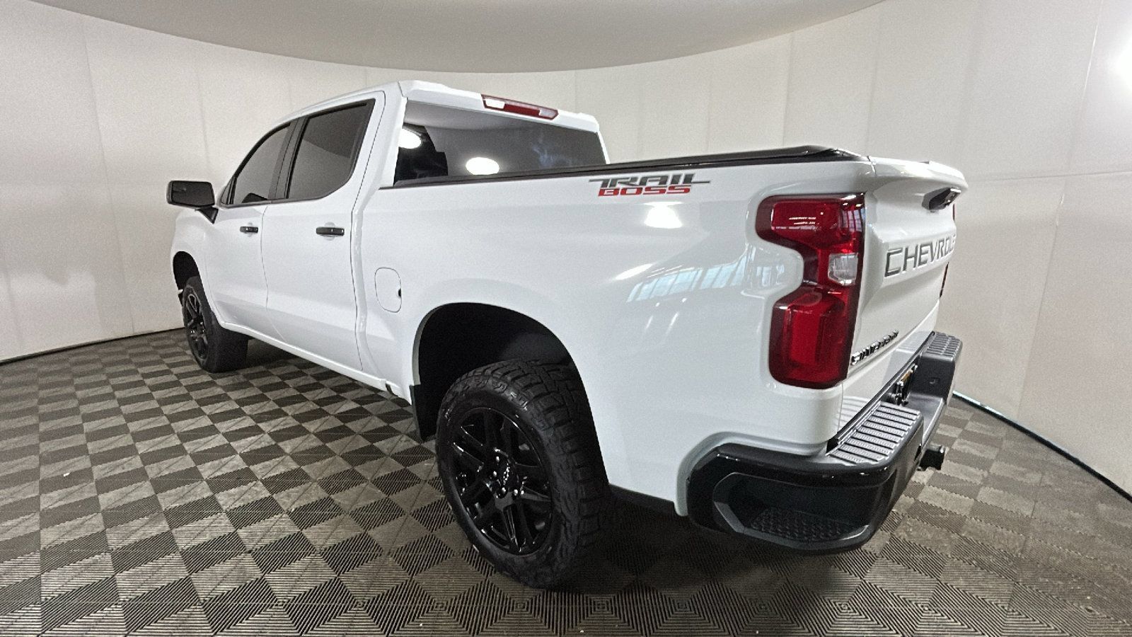 Used 2026 Chevrolet Silverado 1500 LT Trail Boss w/ LPO, Dark Essentials Package AWD/4WD image 5