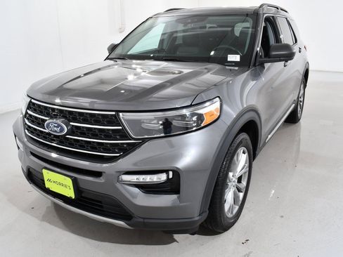 Used 2022 Ford Explorer XLT w/ Equipment Group 202A image 2