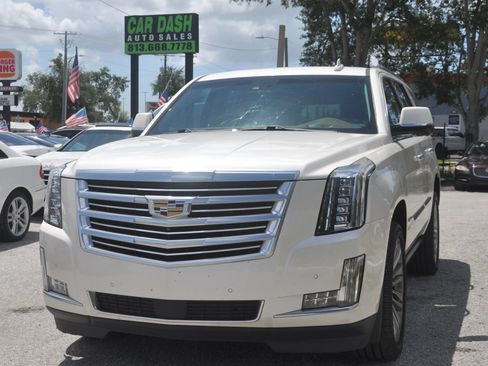 Used 2015 Cadillac Escalade Platinum RWD image 4