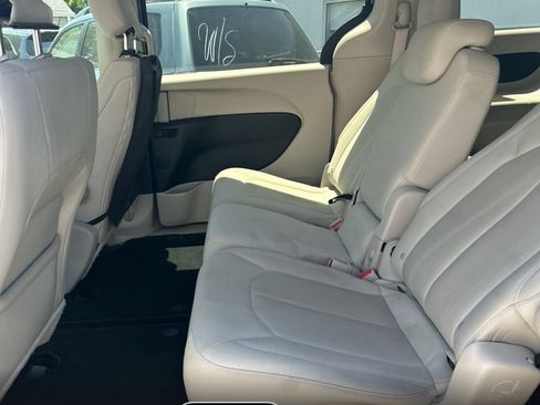 Used 2017 Chrysler Pacifica Touring FWD image 3