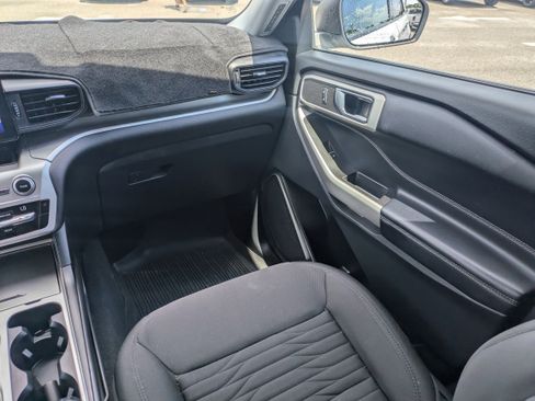 Used 2021 Ford Explorer XLT image 17