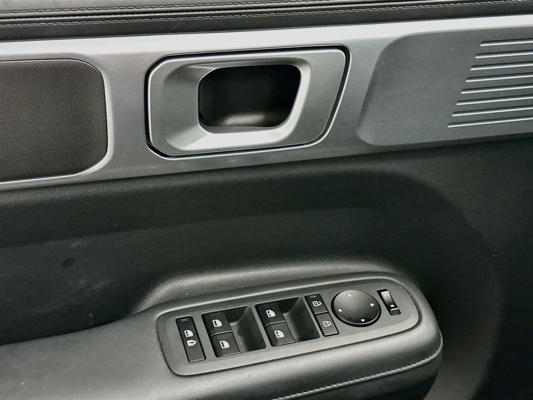 Used 2025 Hyundai Santa Fe SEL AWD/4WD image 15