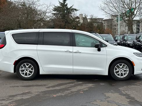 Used 2024 Chrysler Pacifica Touring-L image 8