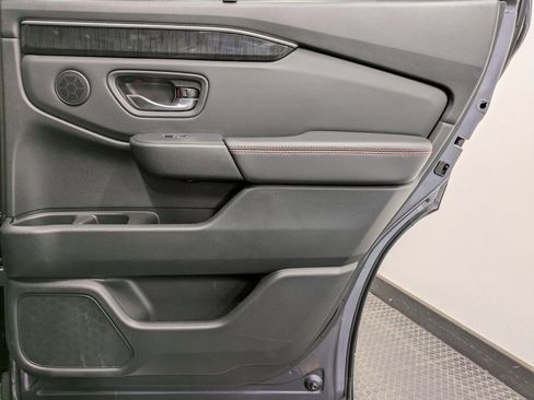 Certified 2025 Honda Pilot Black Edition image 25