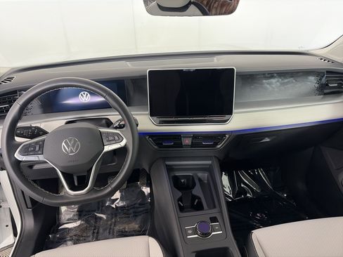 Used 2025 Volkswagen Tiguan SE image 3