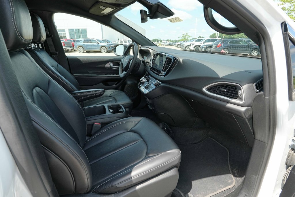 Used 2025 Chrysler Pacifica Select FWD image 23