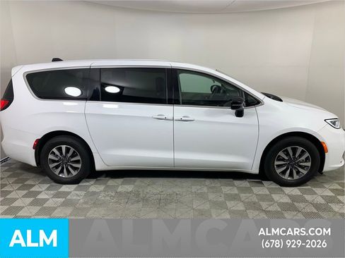 Used 2024 Chrysler Pacifica Select image 10