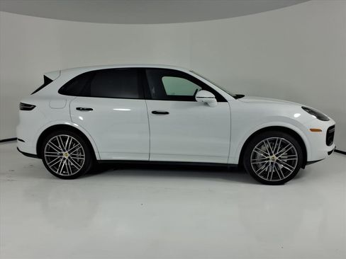 Used 2022 Porsche Cayenne Turbo image 6