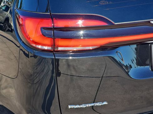 Used 2025 Chrysler Pacifica Select image 41