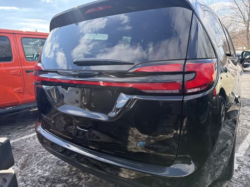 Used 2022 Chrysler Pacifica Touring-L w/ Uconnect Theater Family Group image 6