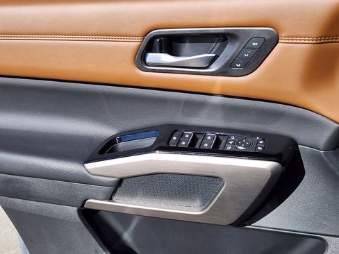 Used 2025 Nissan Pathfinder Platinum image 7