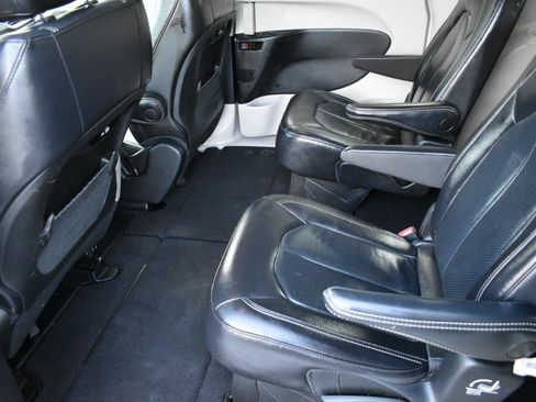 Used 2022 Chrysler Pacifica Touring-L FWD image 25