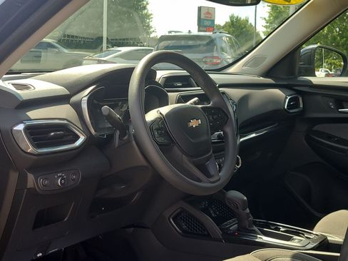 Used 2022 Chevrolet TrailBlazer LT w/ Convenience Package FWD image 10