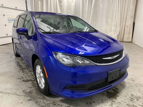 Used 2021 Chrysler Voyager LX image 2