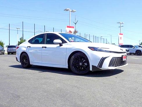 Certified 2025 Toyota Camry SE FWD image 4