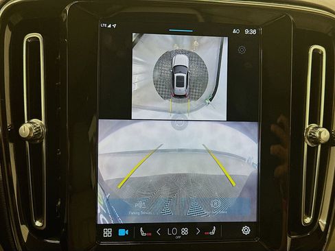 Used 2024 Volvo XC40 B5 Plus image 23