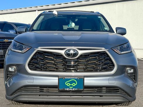 Used 2021 Toyota Highlander XLE image 2