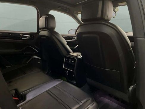 Used 2019 Porsche Cayenne w/ Premium Package image 78