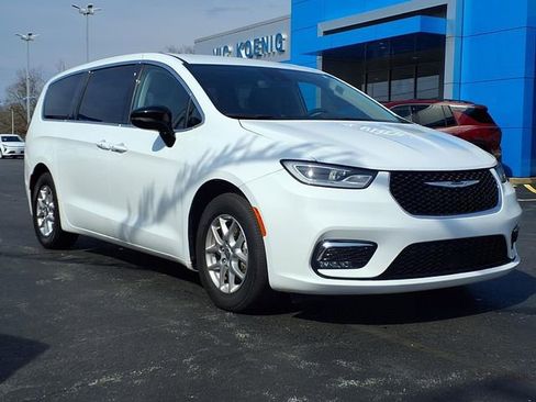 Used 2024 Chrysler Pacifica Touring-L image 2