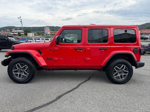 Used 2025 Jeep Wrangler Unlimited Sahara AWD/4WD image 3