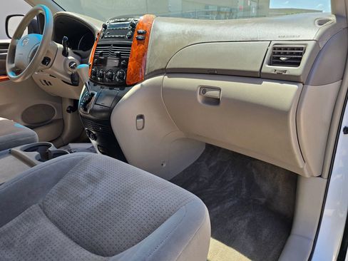 Used 2010 Toyota Sienna LE FWD image 28