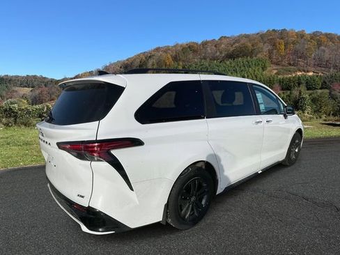 Used 2025 Toyota Sienna XSE image 7