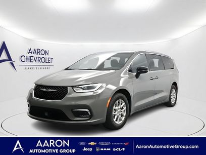 Used 2025 Chrysler Pacifica Select