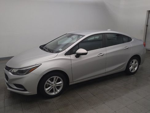 Used 2017 Chevrolet Cruze LT w/ Convenience Package FWD image 2