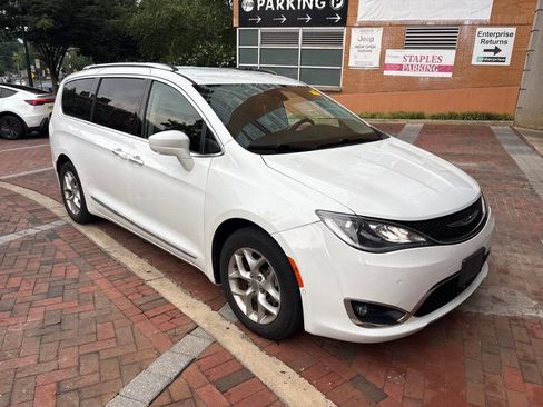 Used 2019 Chrysler Pacifica Touring-L Plus FWD image 1