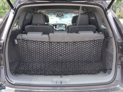 Used 2019 Toyota Highlander XLE FWD image 27