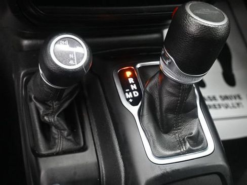 Used 2023 Jeep Gladiator Sport AWD/4WD image 12