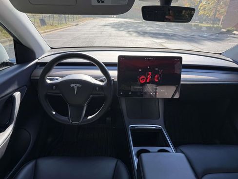 Used 2022 Tesla Model Y Long Range image 8