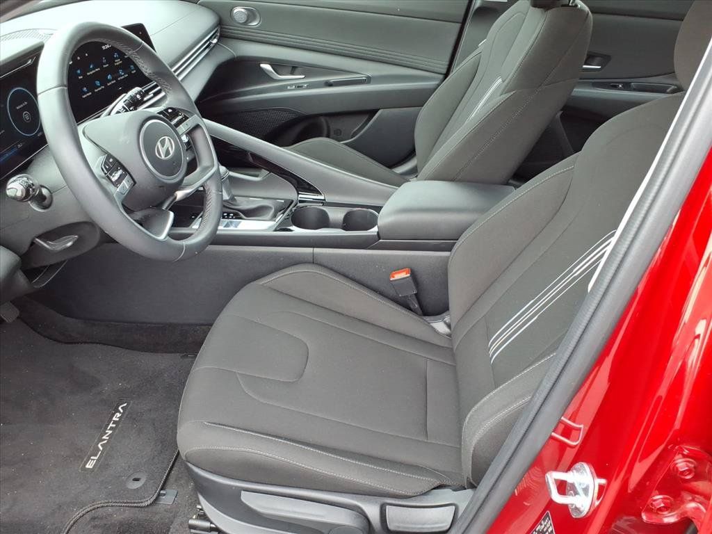 Used 2025 Hyundai Elantra SEL FWD image 10