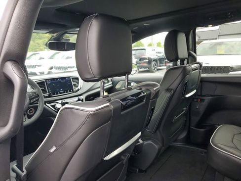 New 2026 Chrysler Pacifica Limited w/ Uconnect Theater Family Group image 12