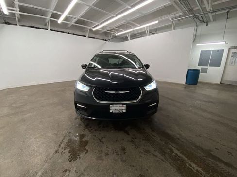 Used 2021 Chrysler Pacifica Touring-L FWD image 9
