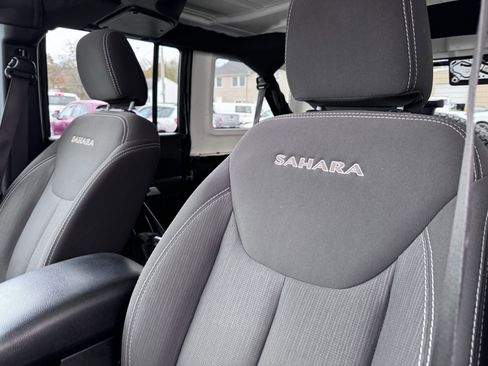 Used 2018 Jeep Wrangler Unlimited Sahara w/ Dual Top Group image 14