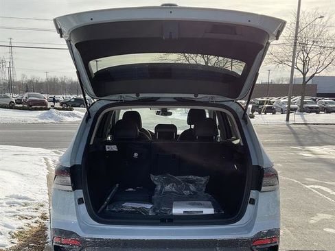 New 2026 Volkswagen Taos SE image 5