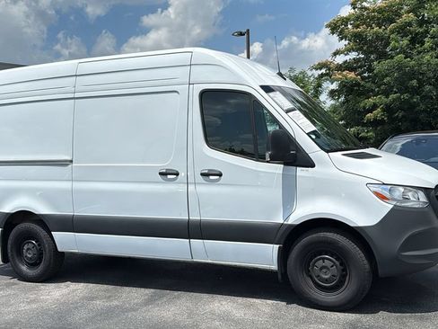 Used 2025 Mercedes-Benz Sprinter 2500 image 2