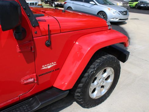 Used 2015 Jeep Wrangler Sahara w/ Connectivity Group AWD/4WD image 10