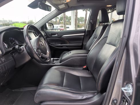 Used 2017 Toyota Highlander FWD V6 image 16