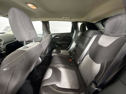 Used 2017 Jeep Cherokee Sport FWD image 27