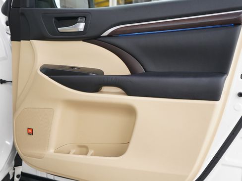 Used 2015 Toyota Highlander Limited image 9