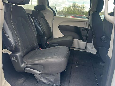 Used 2022 Chrysler Voyager LX image 18