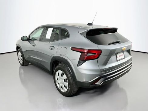 Used 2024 Chevrolet Trax LS w/ Driver Confidence Package FWD image 9