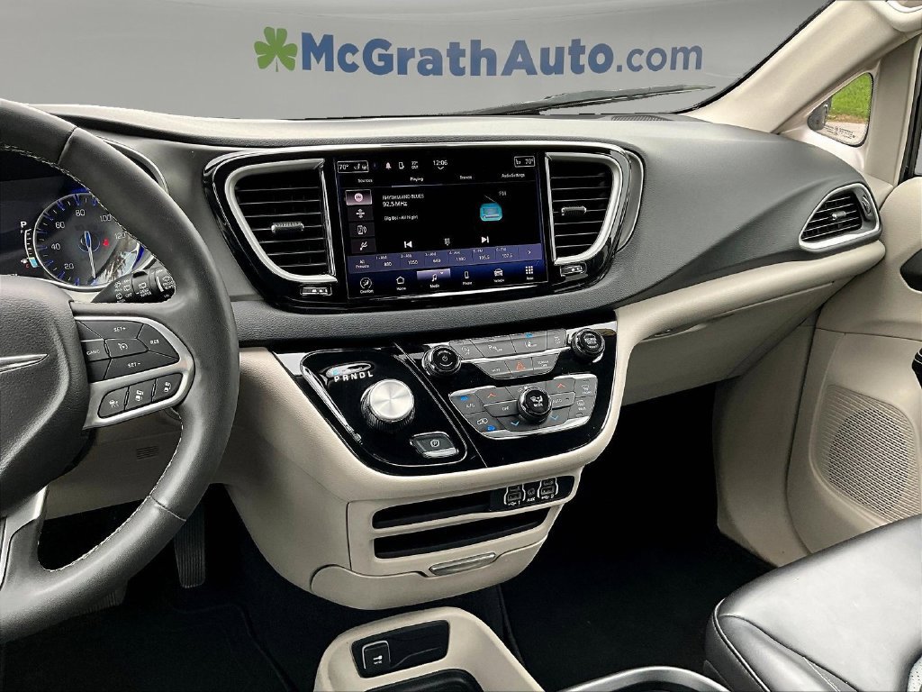 Used 2023 Chrysler Pacifica Touring-L FWD image 12